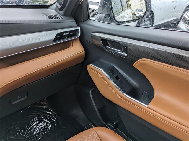 used 2023 Toyota Highlander car, priced at $40,993