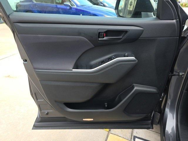 used 2022 Toyota Highlander car, priced at $30,382