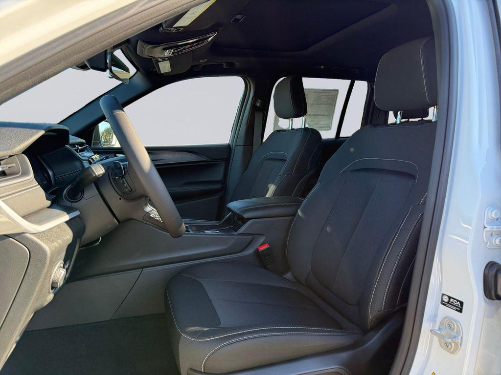 new 2025 Jeep Grand Cherokee car, priced at $38,282
