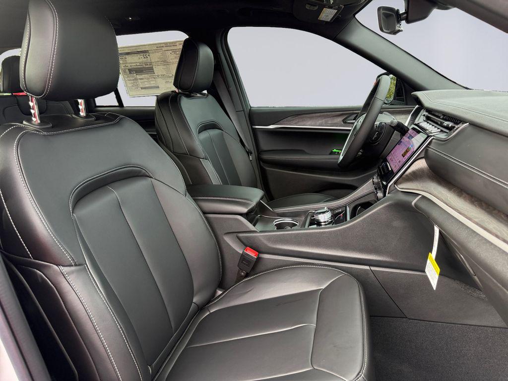 new 2025 Jeep Grand Cherokee car, priced at $44,660