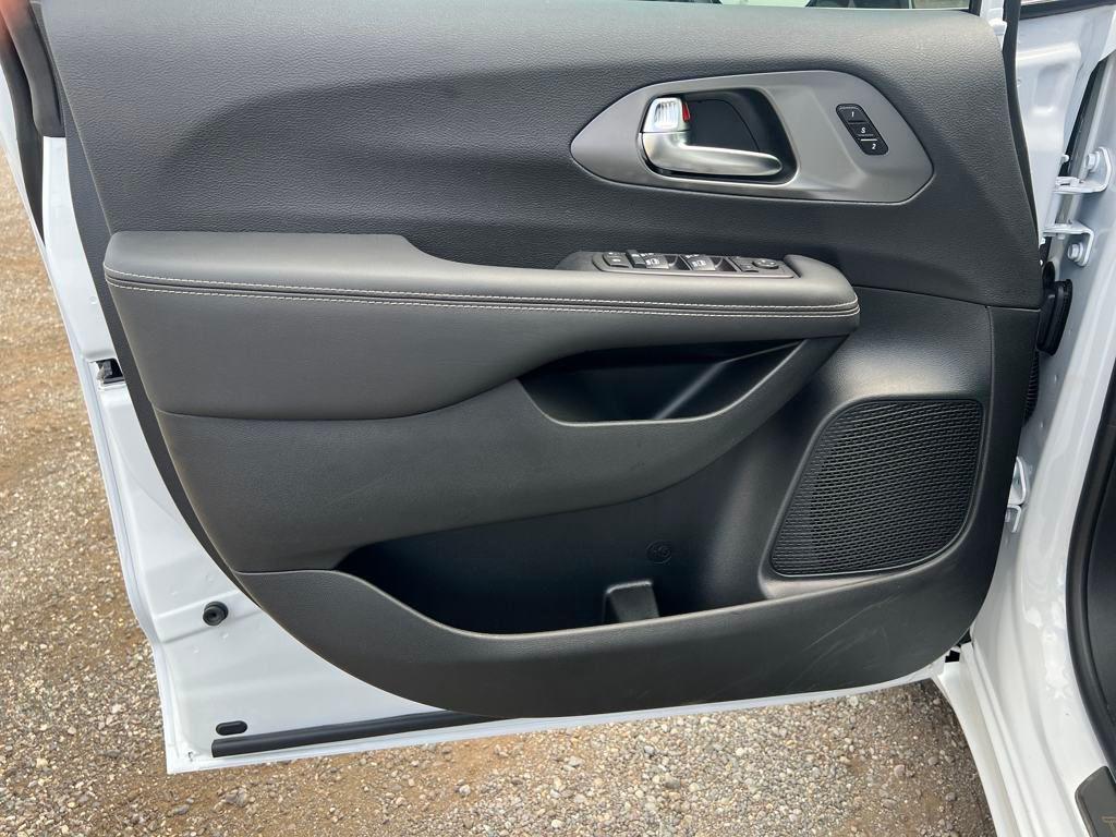 new 2025 Chrysler Pacifica car, priced at $41,439