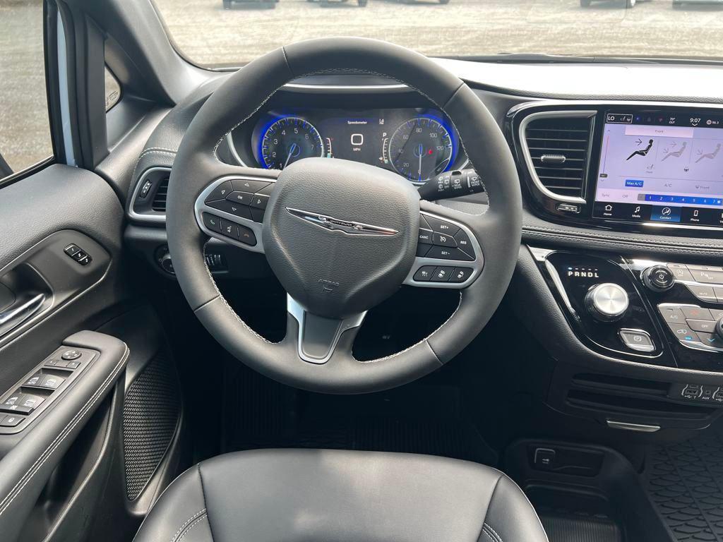 new 2025 Chrysler Pacifica car, priced at $41,439