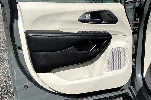 used 2022 Chrysler Pacifica Hybrid car, priced at $25,889