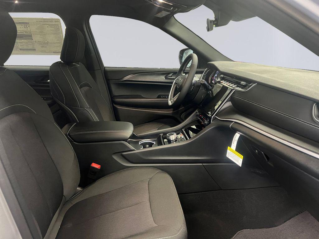 new 2025 Jeep Grand Cherokee car, priced at $41,620