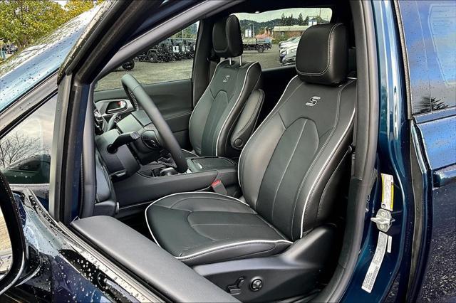 new 2025 Chrysler Pacifica Hybrid car, priced at $46,451