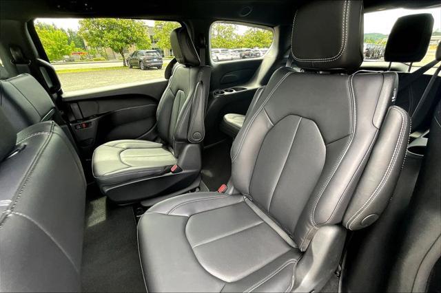 new 2025 Chrysler Pacifica Hybrid car, priced at $51,381