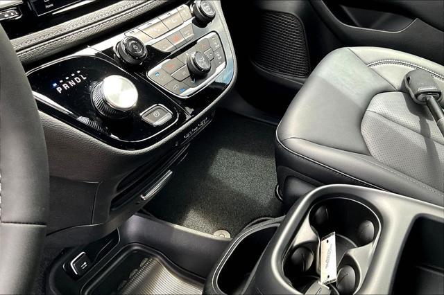 new 2025 Chrysler Pacifica Hybrid car, priced at $51,381