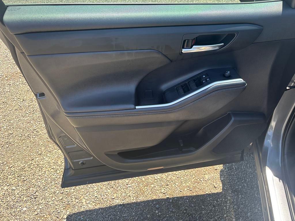used 2021 Toyota Highlander car, priced at $35,998