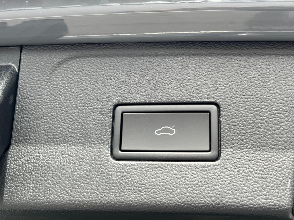 new 2025 Volkswagen Atlas car, priced at $46,074