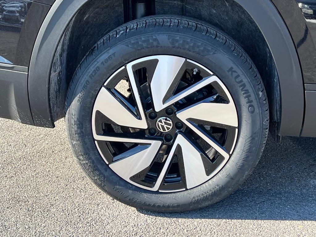 new 2025 Volkswagen Atlas car, priced at $42,668