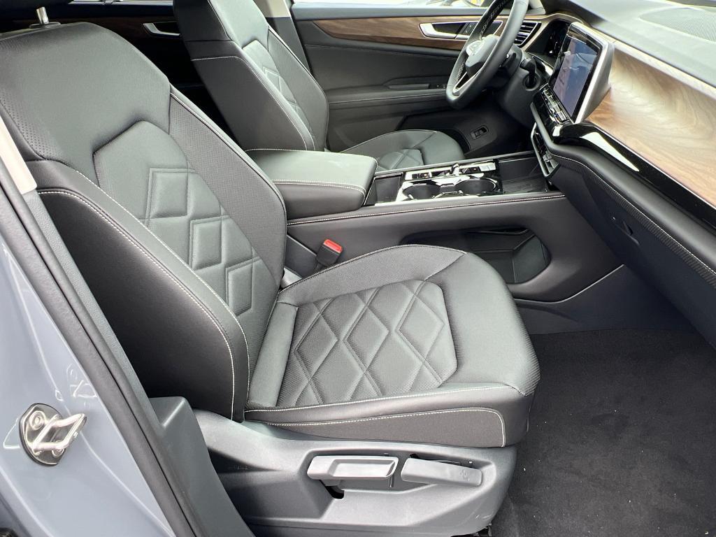 new 2025 Volkswagen Atlas car, priced at $43,971
