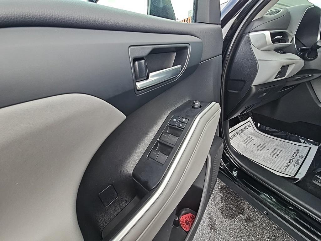used 2021 Toyota Highlander car, priced at $29,000