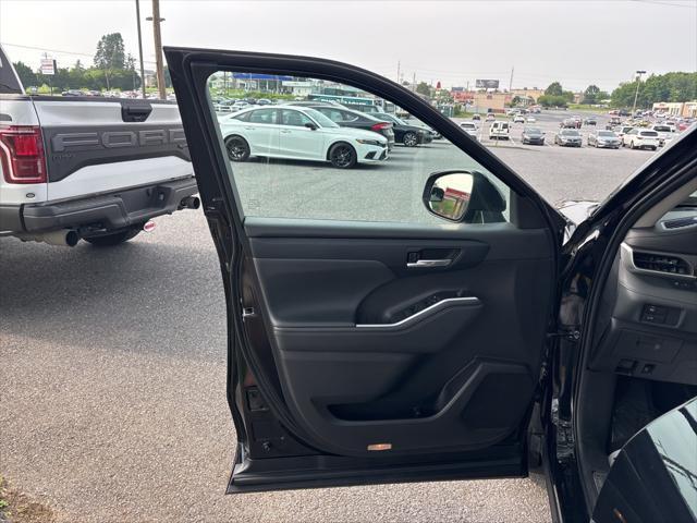 used 2022 Toyota Highlander car, priced at $37,800
