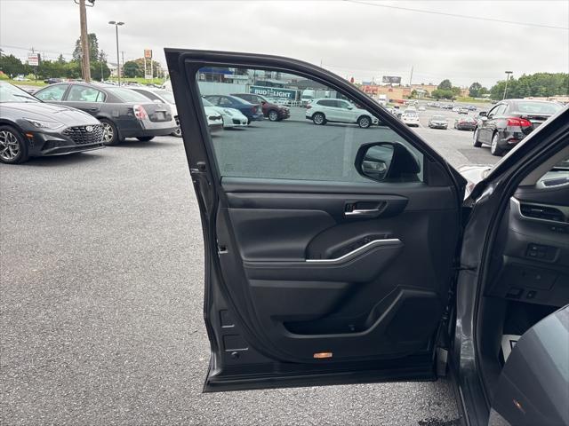 used 2021 Toyota Highlander car, priced at $30,600