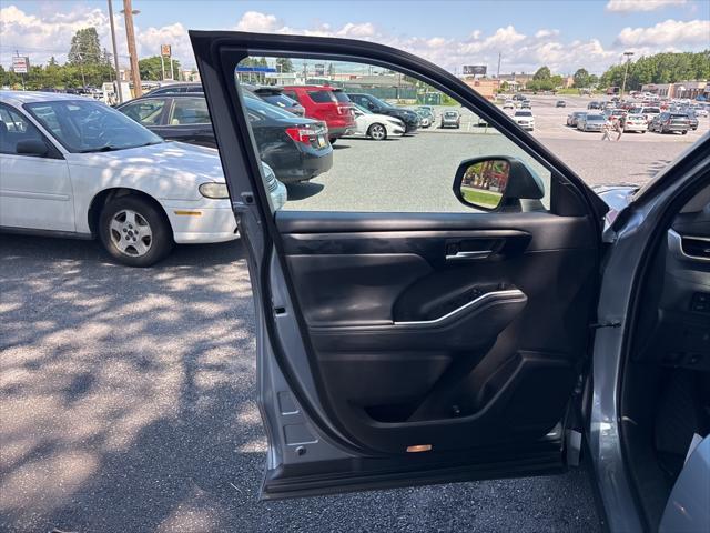 used 2022 Toyota Highlander car, priced at $35,800