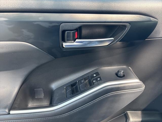 used 2022 Toyota Highlander car, priced at $35,800