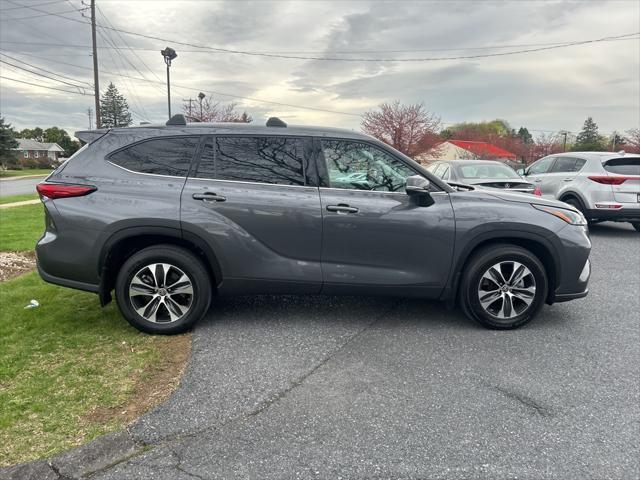 used 2022 Toyota Highlander car, priced at $34,600