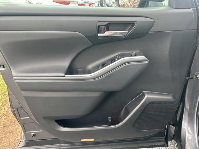 used 2022 Toyota Highlander car, priced at $34,600