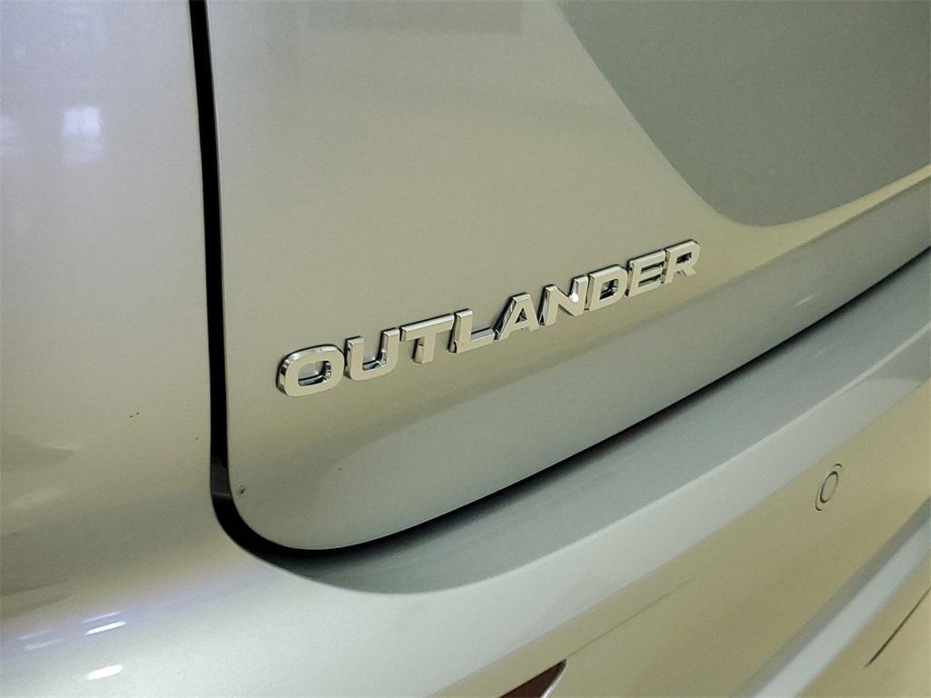 new 2024 Mitsubishi Outlander car, priced at $26,865