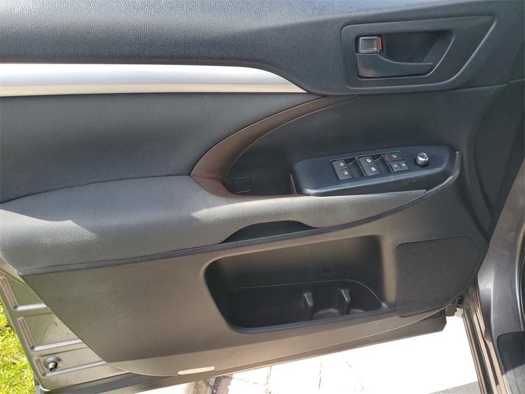 used 2019 Toyota Highlander car, priced at $18,997