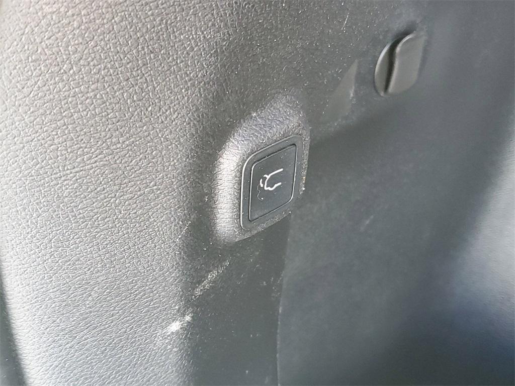 used 2021 Jeep Cherokee car, priced at $15,099