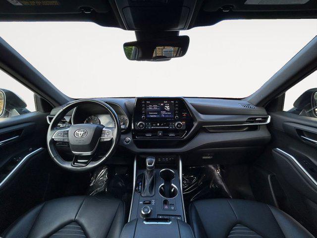 used 2022 Toyota Highlander car, priced at $38,987