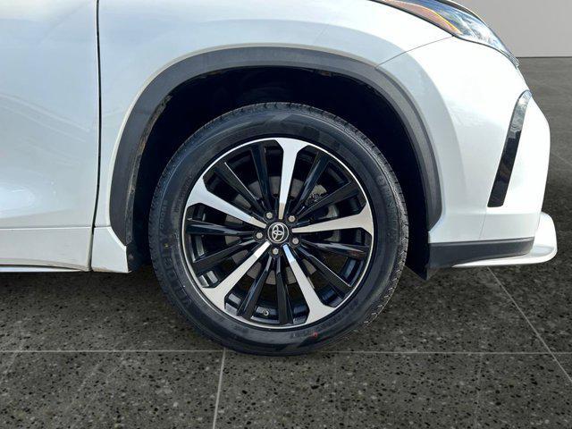 used 2022 Toyota Highlander car, priced at $38,987