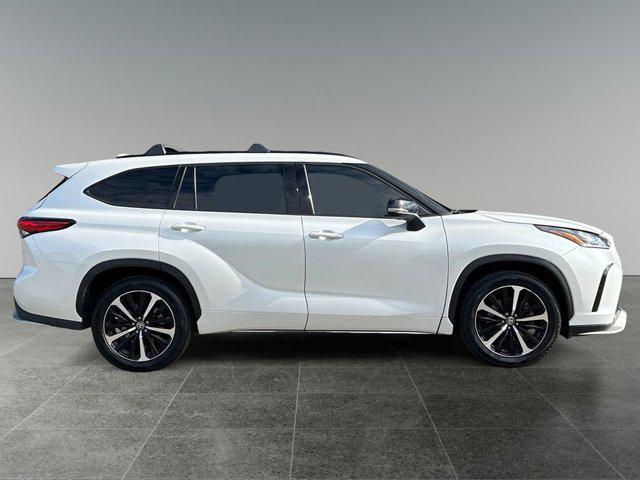 used 2022 Toyota Highlander car, priced at $38,987
