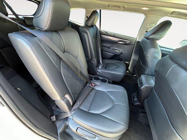 used 2021 Toyota Highlander Hybrid car, priced at $45,999