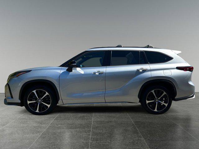 used 2022 Toyota Highlander car, priced at $44,999