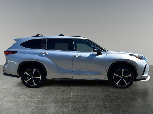 used 2022 Toyota Highlander car, priced at $44,999