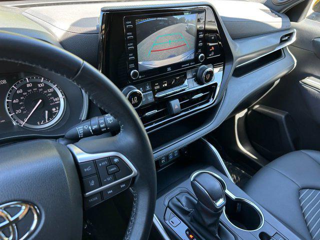 used 2022 Toyota Highlander car, priced at $44,999
