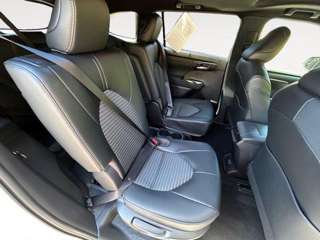 used 2022 Toyota Highlander car, priced at $44,999