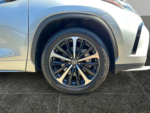 used 2022 Toyota Highlander car, priced at $44,999