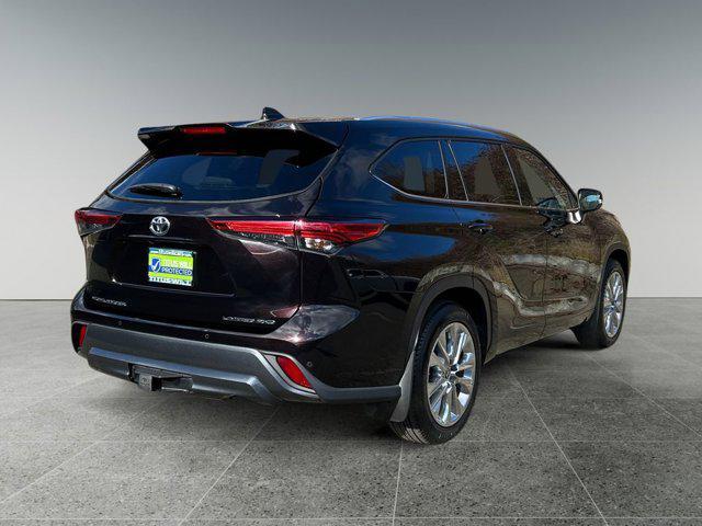 used 2021 Toyota Highlander car, priced at $39,999