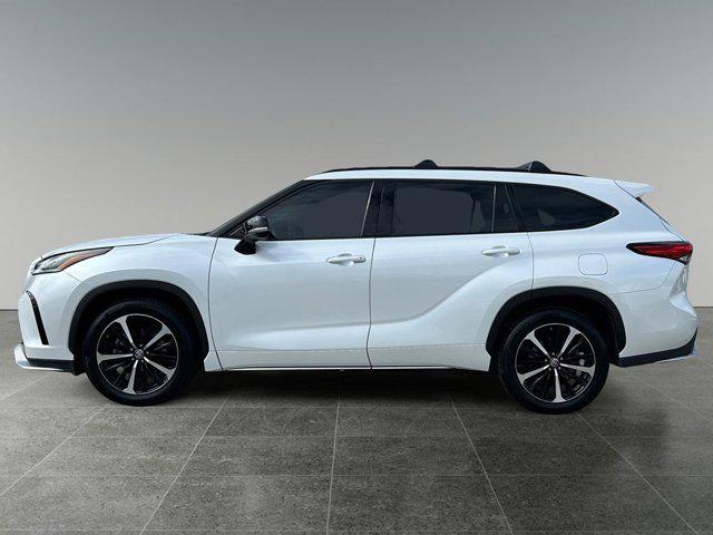 used 2022 Toyota Highlander car, priced at $43,999