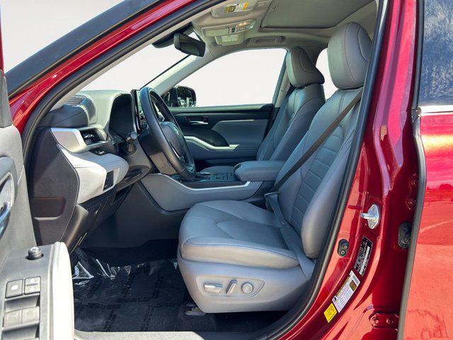 used 2022 Toyota Highlander car, priced at $47,999