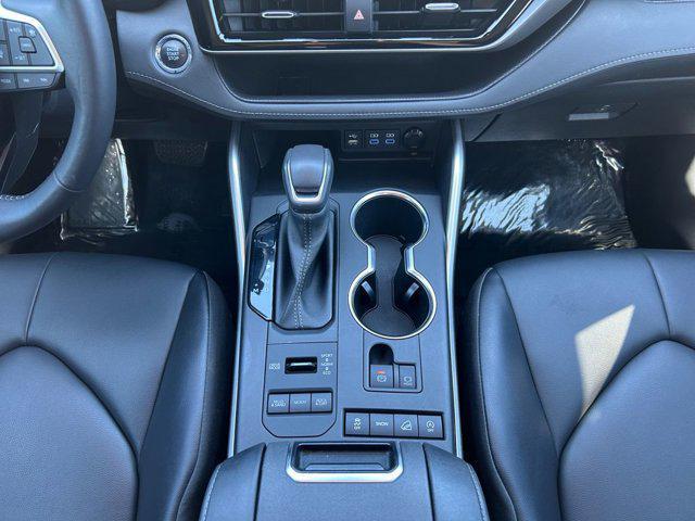 used 2022 Toyota Highlander car, priced at $41,999