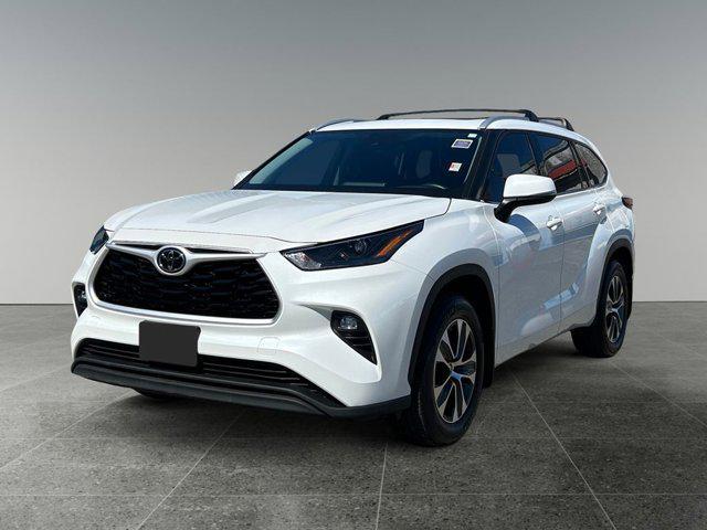 used 2022 Toyota Highlander car, priced at $41,999