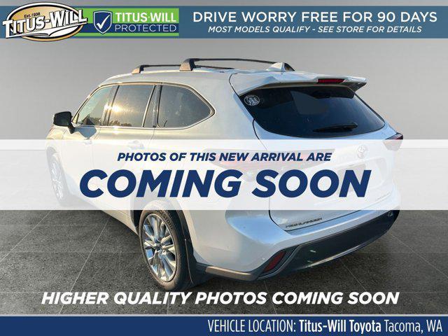 used 2022 Toyota Highlander car, priced at $38,999