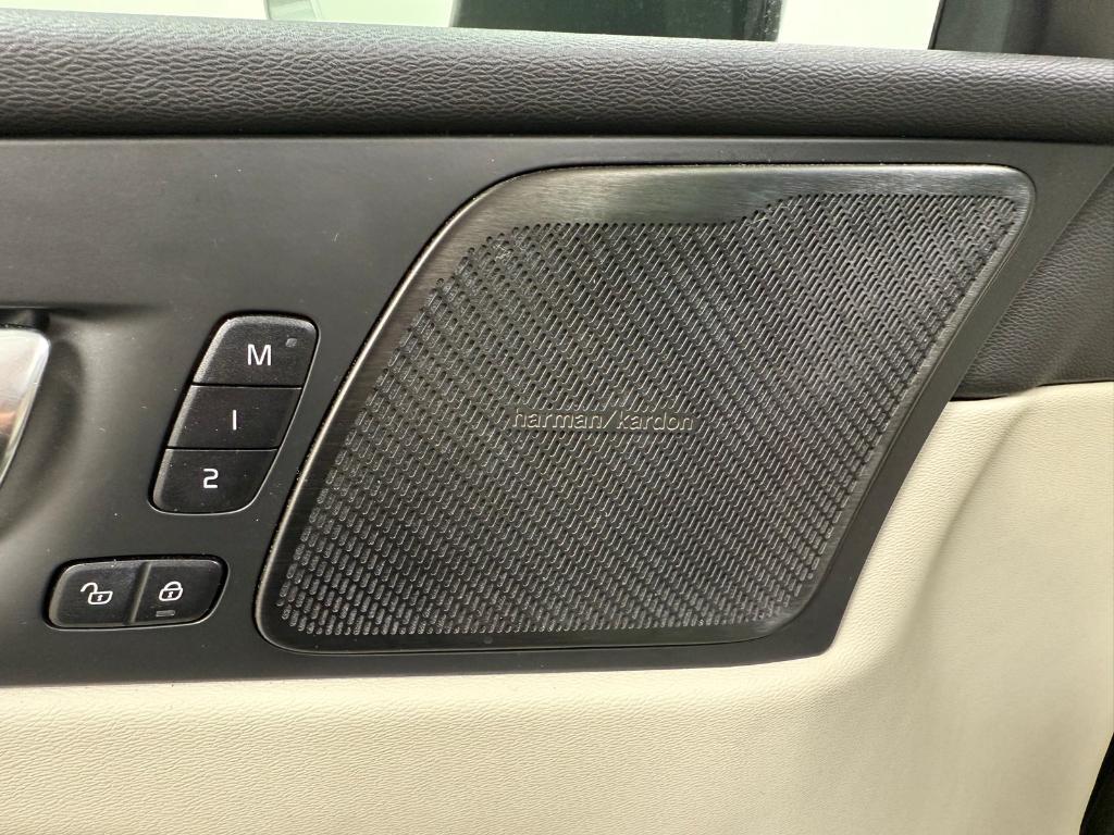 used 2022 Volvo XC60 car, priced at $39,880