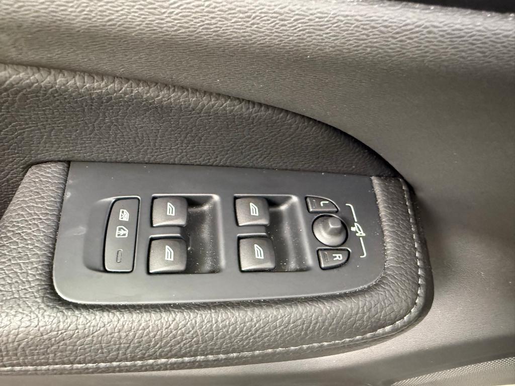 used 2020 Volvo V60 car, priced at $31,480