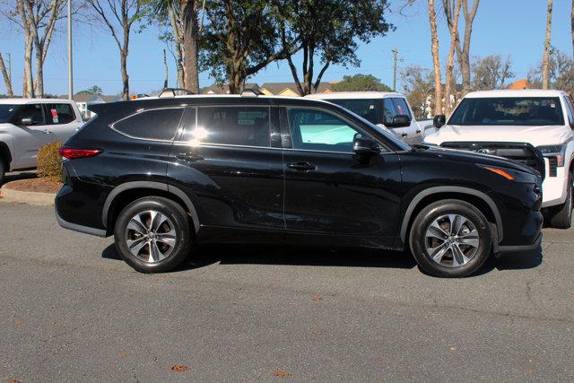 used 2022 Toyota Highlander car, priced at $35,999