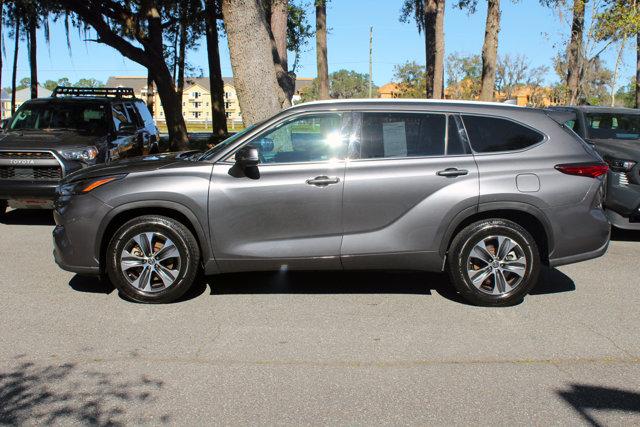 used 2022 Toyota Highlander car, priced at $37,999