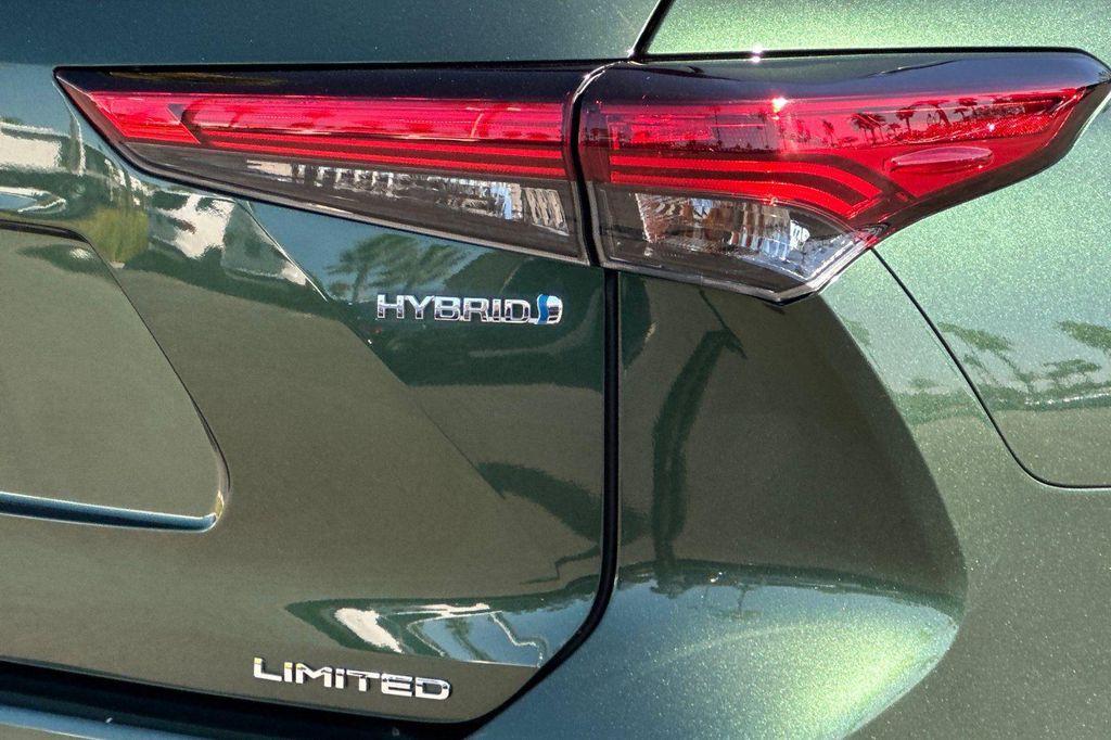 used 2023 Toyota Highlander Hybrid car, priced at $42,984
