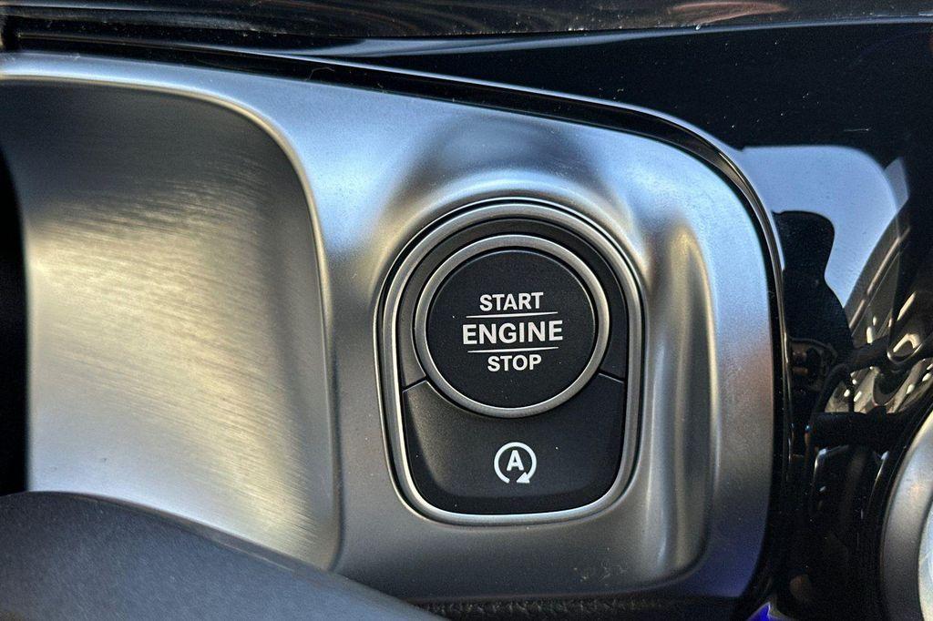 new 2025 Mercedes-Benz GLB 250 car, priced at $44,179