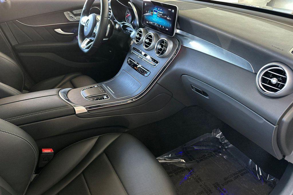 new 2022 Mercedes-Benz GLC 300 car