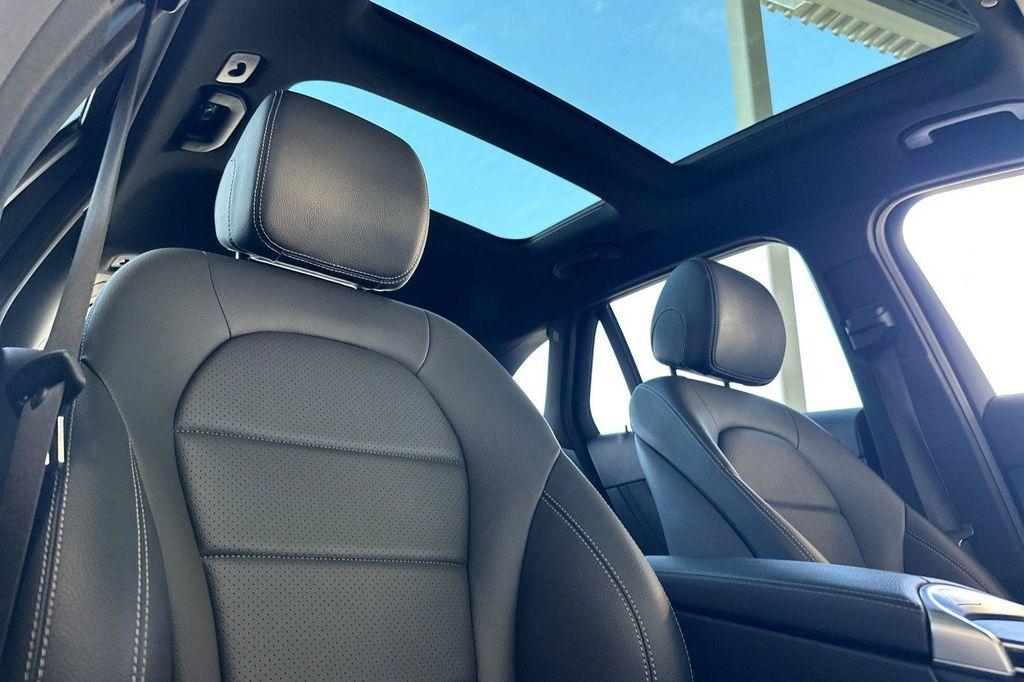 new 2022 Mercedes-Benz GLC 300 car