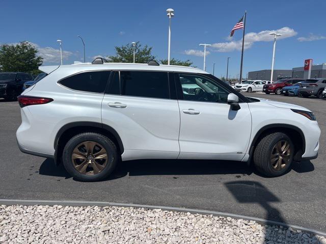 used 2022 Toyota Highlander Hybrid car, priced at $40,000