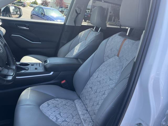 used 2022 Toyota Highlander Hybrid car, priced at $40,000